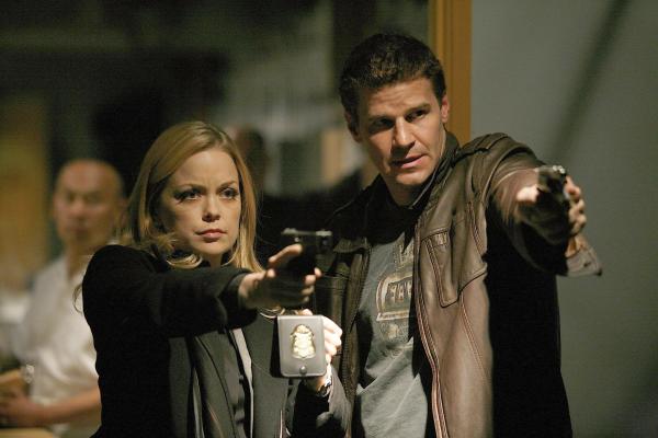 Bild 1 von 14: FBI Special Agent Payton Perotta (Marisa Coughlan, l.); Booth (David Boreanaz, r.)