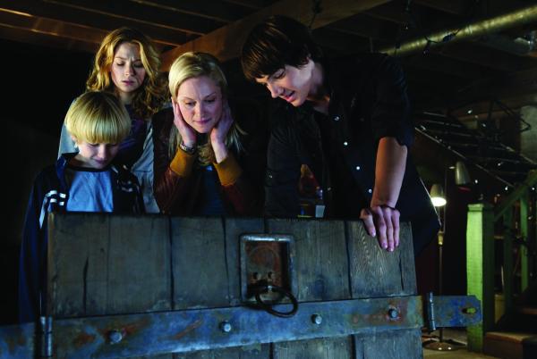 Bild 1 von 7: Die alleinerziehende Mutter Susan (Teri Polo, 2.v.r.) zieht mit ihren beiden Söhnen Lucas (Nathan Gamble, l.) und Dane (Chris Massoglia, r.) von New York in einen kleinen, ruhigen Vorort. Nicht ahnend, dass sich im Keller ihres Hauses hinter einer Falltür das Böse versteckt. Gemeinsam mit der jungen Nachbarin Julie (Haley Bennett, 2.v.l.) sehen sich die Jungs bald ihrem schlimmsten Alptraum gegenüber ...