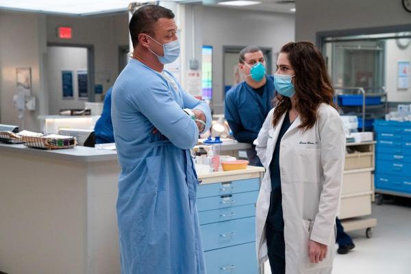 Bild 1 von 19: Im Bild (v.li.): Myles Humphus (Hammond), Alejandro Hernandez (Casey Acosta), Janet Montgomery (Dr. Lauren Bloom).