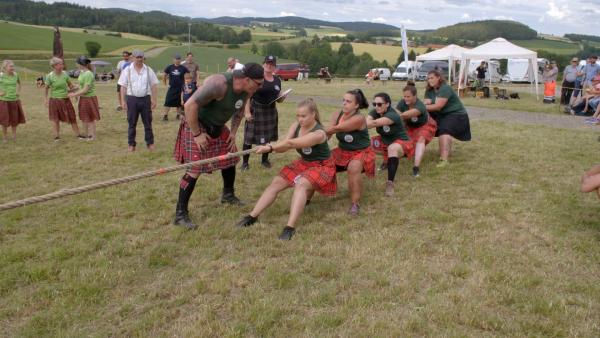 Bild 1 von 7: Seilziehen - die Finaldisziplin bei den schottischen Highland-Games auf Schloss Guteneck.