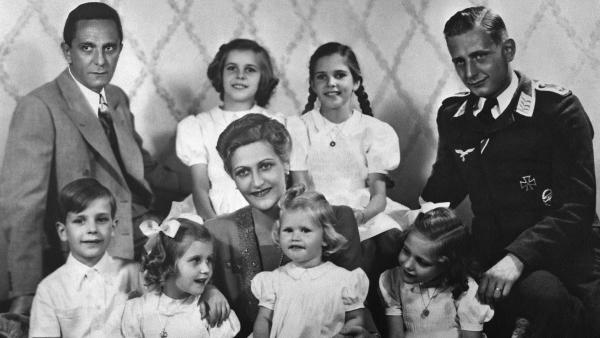 Bild 1 von 1: Auf dem Familienportrait sind Joseph und Magda Goebbels mit ihren sechs gemeinsamen Kindern Helga, Hildegard, Helmut, Holdine, Hedwig und Heidrun zu sehen. Daneben, rechts im Bild, sitzt Harald Quandt, Magdas erwachsener Sohn aus erster Ehe.