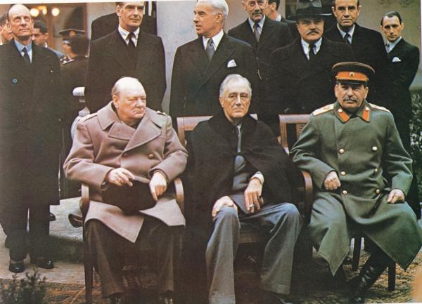 Bild 1 von 1: Churchill, Roosevelt und Stalin auf der Konferenz in Jalta im Februar 1945.