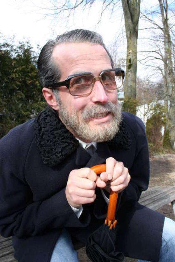 Bild 1 von 2: Willi möchte wissen, wie man sich als 75-Jähriger fühlt. Aus diesem Grund hat er sich Gewichte angelegt und sich eine Spezialbrille und Ohrenschützer verpassen lassen.