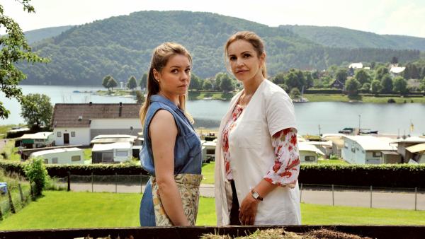 Bild 1 von 5: Beste Freundinnen: Vera Mundt (Rebecca Immanuel,r.) und Danuta (Karolina Lodyga).
