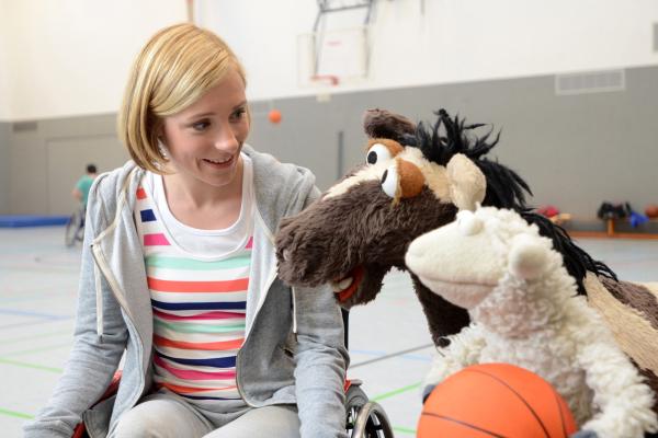 Bild 1 von 8: Wolle und Pferd begleiten Rieke (Friederike Linke) zum Rollstuhlbasketball, weil sie wegen einer Verletzung nicht laufen kann