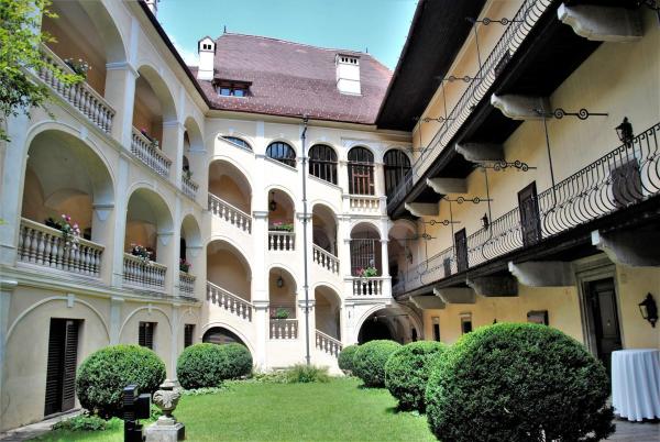 Bild 1 von 7: Im Bild: Schloss Obermayerhofen - Innenhof.