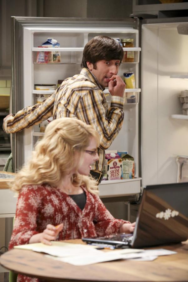 Bild 1 von 7: Die werdende Mama Bernadette (Melissa Rauch, vorne) ist fassungslos, als sie erfährt was sich hinter Howards (Simon Helberg, hinten) \
