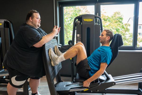 Bild 1 von 4: Personaltrainer Torsten Prix (l.) trifft sich mit Leon Windscheid (r.) im Fitnessstudio, um über seine Binge-Eating-Störung und sein Leben zwischen ständigem Zu- und Abnehmen zu sprechen.