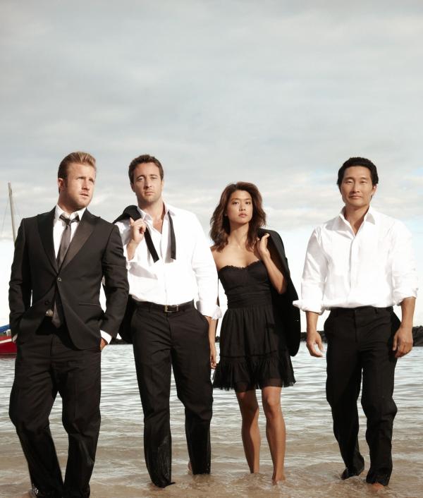 Bild 1 von 44: (1. Staffel) - Hawaii Five-0 - Eine Spezialeinheit der Polizei, die das organisierte Verbrechen auf Hawaii bekämpft: Steve McGarrett (Alex O'Loughlin, 2.v.l.), Danny Williams (Scott Caan, l.), Chin Ho Kelly (Daniel Dae Kim, r.) und Kono Kalakaua (Grace Park, 2.v.r.) ...