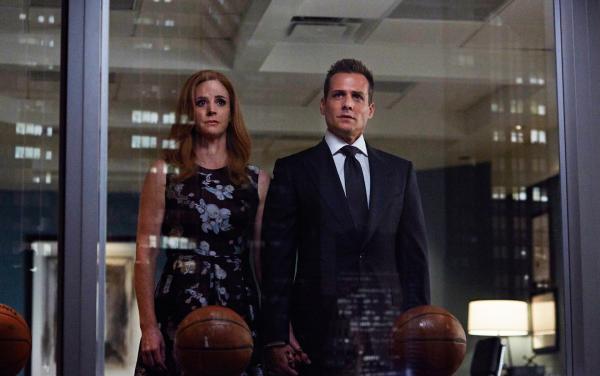 Bild 1 von 2: Zwischen Harvey (Gabriel Macht) und seiner Assistentin Donna (Sarah Rafferty)  wird es kompliziert. Neben ihrer beruflichen Zusammenarbeit tauchen Gefühle auf, die ihre Arbeitssituation erschweren.