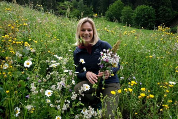 Bild 1 von 11: Im Bild: Marlies Raich in einer Blumenwiese.