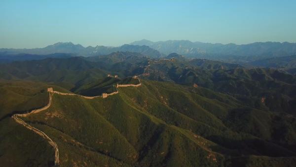 Bild 1 von 2: Die Chinesische Mauer ist mit über 21 000 Kilometern das längste Bauwerk der Welt.