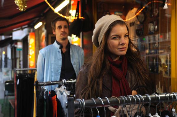 Bild 1 von 16: Niemand auf der Erde kann den Weihnachtsengel Uriel (Max von Thun, l.) wahrnehmen - außer der blinden Lichtskulpturkünstlerin Laura (Yvonne Catterfeld, r.) wahr. Prompt verliebt er sich die liebevolle Schönheit ...