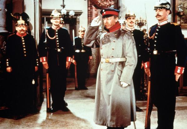 Bild 1 von 2: Wilhelm Voigt (Heinz Rühmann, 3. v. re.) hat mit zwei Gefreiten und 14 Mann das Rathaus von Köpenick besetzt.