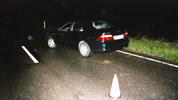 Bild 1 von 5: Tatort Landstraße: Von fünf Schüssen getroffen stirbt der Erntehelfer am Steuer seines Wagens.