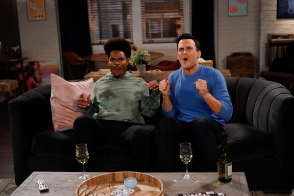 Bild 1 von 15: Carter (Julian Gant, l.); Max (Cheyenne Jackson, r.)