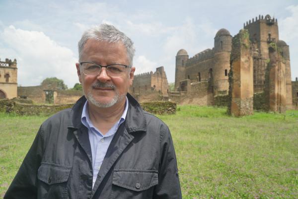 Bild 1 von 15: Christopher Clark in der Festungsstadt Fasil Ghebbi in Äthiopien. Hier legte Kaiser Fasilidas ein Feldlager aus Stein an, das sich zur Residenz während der Regenzeit entwickelte.