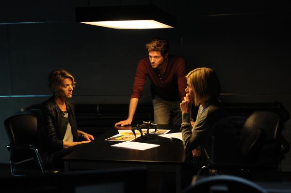 Bild 1 von 5: Martina Seiffert (Astrid M. Fünderich, r.) und Jo Stoll (Peter Ketnath, M.) setzen Helena Meister (Karin Giegerich, l.) gehörig unter Druck. Die Kommissare konnten herausfinden, dass das Opfer einen neuen Vertrag bei einer anderen Produktionsfirma unterschrieben hat. Damit hätte sie Helena Meister fallen gelassen.