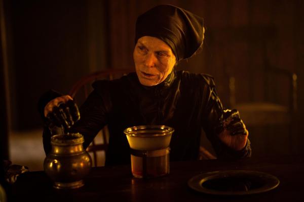 Bild 1 von 6: Hexe (Alice Krige)