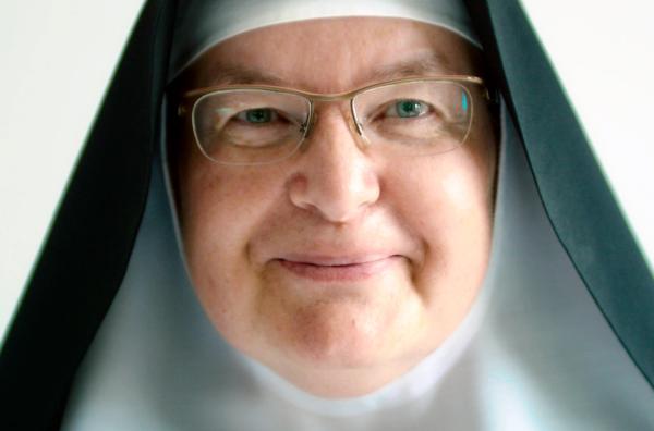 Bild 1 von 3: Schwester Ruth Lazar aus dem Kloster Alexanderdorf weiß: Es gibt mehr als zwei Geschlechter.