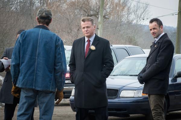 Bild 1 von 17: Capt. Gregson (Aidan Quinn, M.) und Sherlock Holmes (Jonny Lee Miller, r.) haben erfahren, dass die Rinder des Milchbauern Bart MacIntosh (Garret Dillahunt, vorne l.) sehr hoch versichert sind. Daraus lassen sich interessante Schlüsse ziehen ...