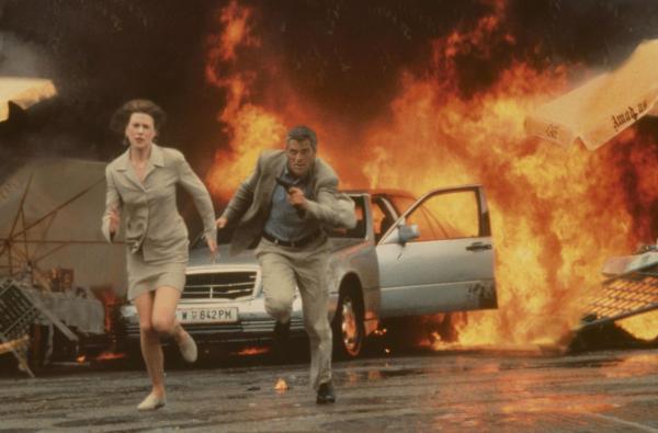 Bild 1 von 8: Die russische Atomwaffenmafia macht der Atomexpertin Dr. Julia Kelly (Nicole Kidman, l.) und dem Colonel Thomas Devoe (George Clooney, r.) das Leben schwer ...