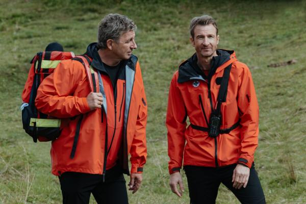 Bild 1 von 14: Gemeinsam im Einsatz: Die Brüder Dr. Martin Gruber (Hans Sigl, l.) und Hans Gruber (Heiko Ruprecht).