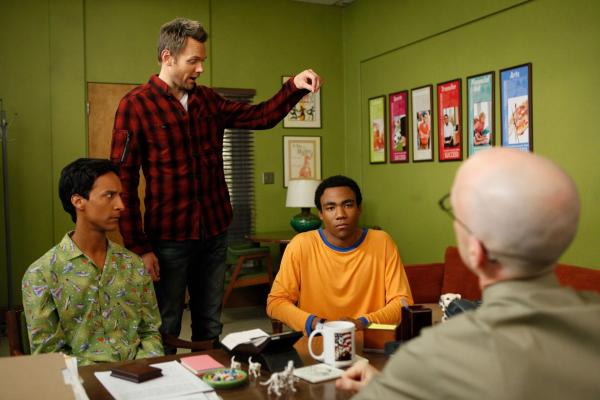 Bild 1 von 11: Wird Jeff (Joel McHale, 2.v.l.) es schaffen, Abed (Danny Pudi, l.) und Troy (Donald Glover, 2.v.r.) mit Hilfe von Dekan Pelton (Jim Rash, r.) zur Vernunft zu bringen?
