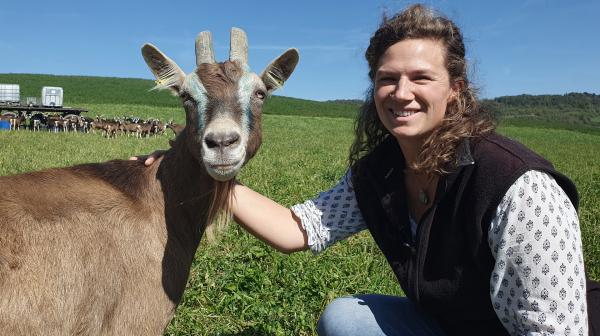 Bild 1 von 6: Mira Kuhlmann mit einer Thüringer Waldziege.