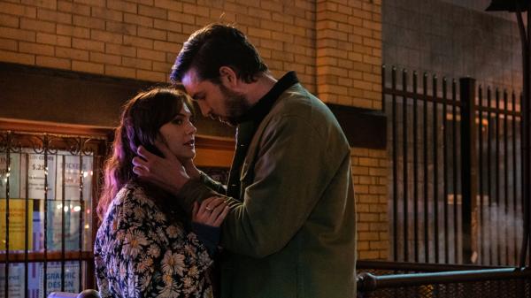 Bild 1 von 8: Margot (Emilia Jones) fühlt sich zunehmend unwohl bei Robert (Nicholas Braun).