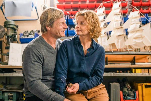 Bild 1 von 19: Im Bild: Lutz Schmitz (Henning Baum) hat Geburtstag, doch Bärbels (Annette Frier) Gedanken sind bei einem mysteriösen Hilferuf, der sie erreicht hat.