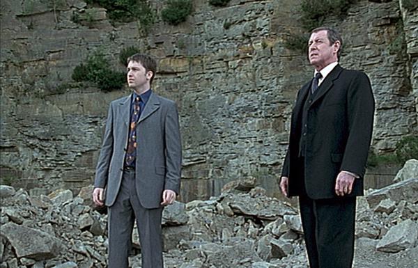 Bild 1 von 10: Inspector Barnaby (John Nettles, r.) und Sergeant Troy (Daniel Casey, l.) sind sich sicher, dass die Lösung des Rätsels mit dem Steinbruch in Fletcher's Cross zusammenhängt.