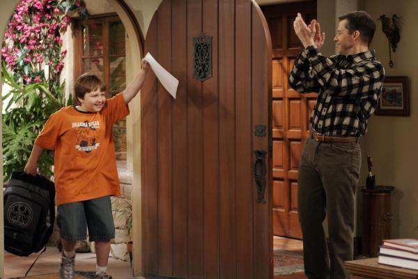 Bild 1 von 21: Voller Freude präsentiert Jake (Angus T. Jones, l.) seine Eins in Geschichte. Alan (Jon Cryer, r.) ist stolz auf seinen Sohn ...