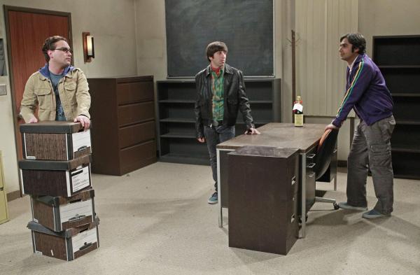 Bild 1 von 27: Leonard (Johnny Galecki, l.), Howard (Simon Helberg, M.) und Raj (Kunal Nayyar, r.) müssen das Büro eines verstorbenen Professors ausräumen und fangen an, über die Perspektiven ihrer Forschung nachzudenken ...