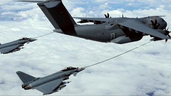 Bild 1 von 1: Kampfflugzeuge der Bundeswehr bei der Luftbetankung.