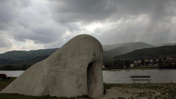 Bild 1 von 6: Im Bild: Richtiger Riecher? Gruppe Gelitin sorgten mit ihrer Wachauer Nase für Aufregung.