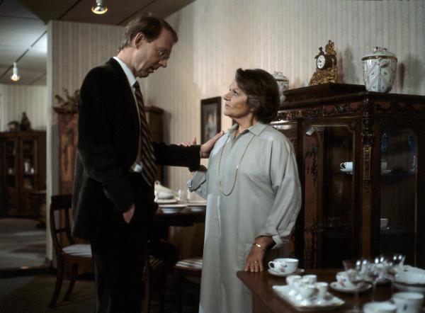 Bild 1 von 1: Siegfried Drombusch (Hans-Peter Korff, l.) beruhigt seine Mutter (Grete Wurm, r.). Sie macht sich Sorgen über den Gesundheitszustand ihres Sohnes.