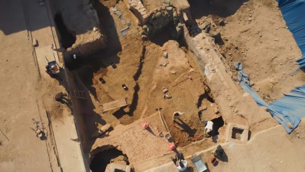 Bild 1 von 7: Grabungen unter der gesprengten Jonas-Moschee: Nach der Zerstörung durch die Terrormiliz IS beginnen Archäologen mit der Restaurierung.