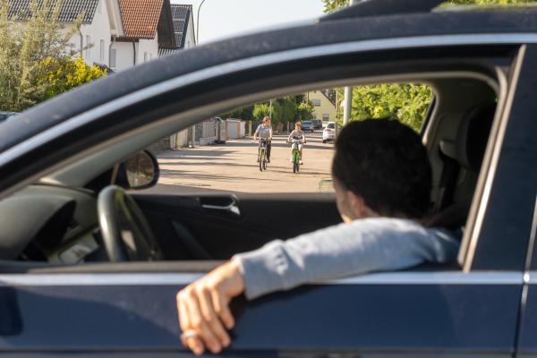 Bild 1 von 4: Ein Mann mit bösen Absichten hält gezielt Ausschau nach einem Opfer. Kurz darauf sucht eine ganze Region nach einem 10-jährigen vermissten Jungen. Der Täter wird von Polizei und Ermittlern gejagt - monatelang werden die einzelnen Puzzleteile zusammengesetzt, bis es schließlich zum entscheidenden Durchbruch kommt.
