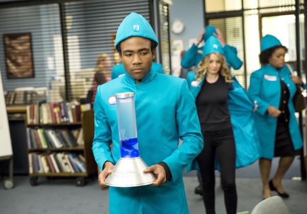 Bild 1 von 18: Nach Pierce Hawthornes unerwarteten Tod müssen sich Troy (Donald Glover, vorne), Britta (Gillian Jacobs, M.), Shirley (Yvette Nicole Brown, hinten) und der Rest der Truppe einem Lügendetektortest unterziehen, um einen Anspruch auf das Erbe ihres Freundes stellen zu können ...