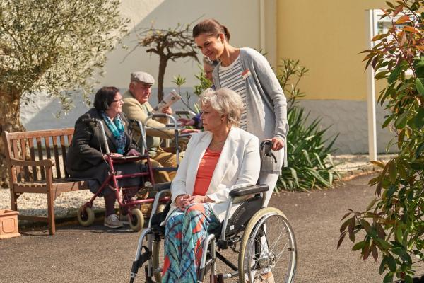 Bild 1 von 14: Carolin (Susan Hoecke, r.) ist mit Leib und Seele Altenpflegerin, obwohl ihr Chef alles versucht, ihr den Job madig zu machen. Mit liebevoller Fürsorge und gesundem Menschenverstand gelingt es ihr, auch Elinors (Grit Boettcher, vorne l.) Herz zu erobern ...