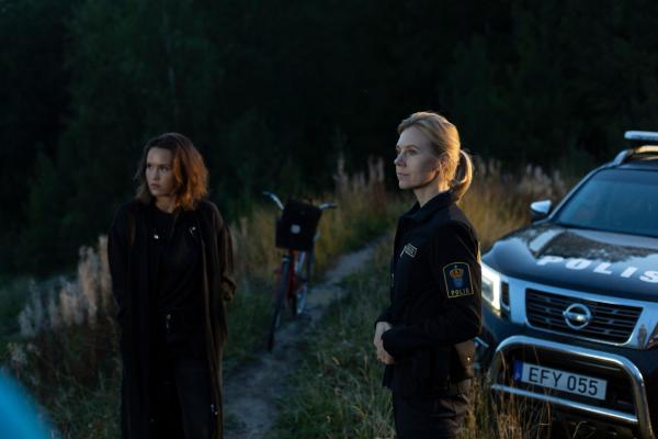 Bild 1 von 5: Polizistin Petra (Angelina Håkansson, r.) befragt Lisa (Astrid Morberg, l.), was sie am See gesehen hat.