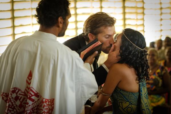 Bild 1 von 15: Auch Vater Isaac (Rob Collins, l.) freut sich, dass die Hochzeit von Lauren (Miranda Tapsell, r.) und Ned (Gwilym Lee, M.) doch noch stattgefunden hat.