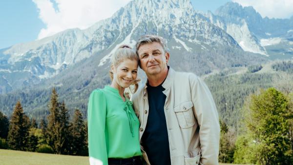 Bild 1 von 2: Im Bild: Hilde Dalik (Karin Bachmeier), Hans Sigl (Dr. Martin Gruber).