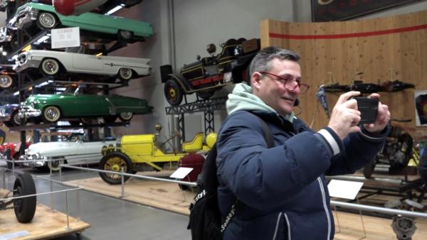 Bild 1 von 3: Im Technikmuseum mit 300 Oldtimern schlägt das Herz des Modelauto-Liebhabers Carsten besonders hoch.