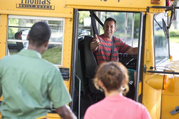 Bild 1 von 12: Lenny Feder (Adam Sandler) pulls up to Kurt McKenzie (Chris Rock) and Deanne McKenzie's (Maya Rudolph) house in the school bus in Columbia Pictures' GROWN UPS 2.