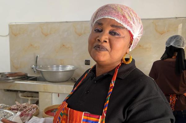 Bild 1 von 1: Die Küchenchefin Astou Gueye aus Saint-Louis kennt die kulinarischen Kniffe für die Zubereitung des senegalesischen Traditionsgerichts Thiéboudiène.