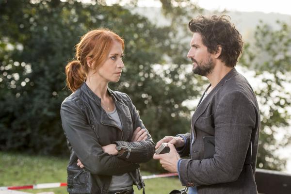 Bild 1 von 30: Sie empfindet für Einstein (Tom Beck, r.) gleichzeitig Freude und Hass, wenn sie ihn sieht: Oberkommissarin Elena Lange (Annika Ernst, l.).