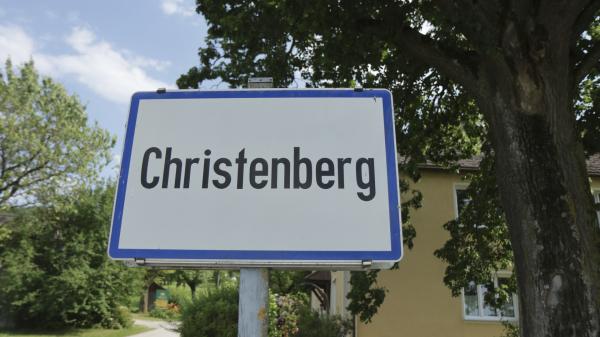 Bild 1 von 2: Ortstafel Christenberg während eines ServusTV Drehs zu \