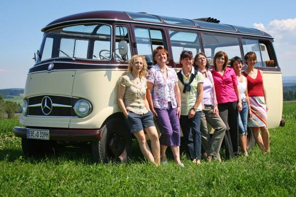 Bild 1 von 7: Die Landfrauen zu Besuch in der idyllischen Oberpfalz. Von links: Dagmar Lutzenberger aus Schwaben, Anita Wallrapp aus Unterfranken, Margit Hausmann aus Mittelfranken, Barbara Neuner aus Oberbayern,  Christine Schmidkonz aus der Oberpfalz, Dagmar Hartleb aus Oberfranken und Claudia Fenzel aus Niederbayern.